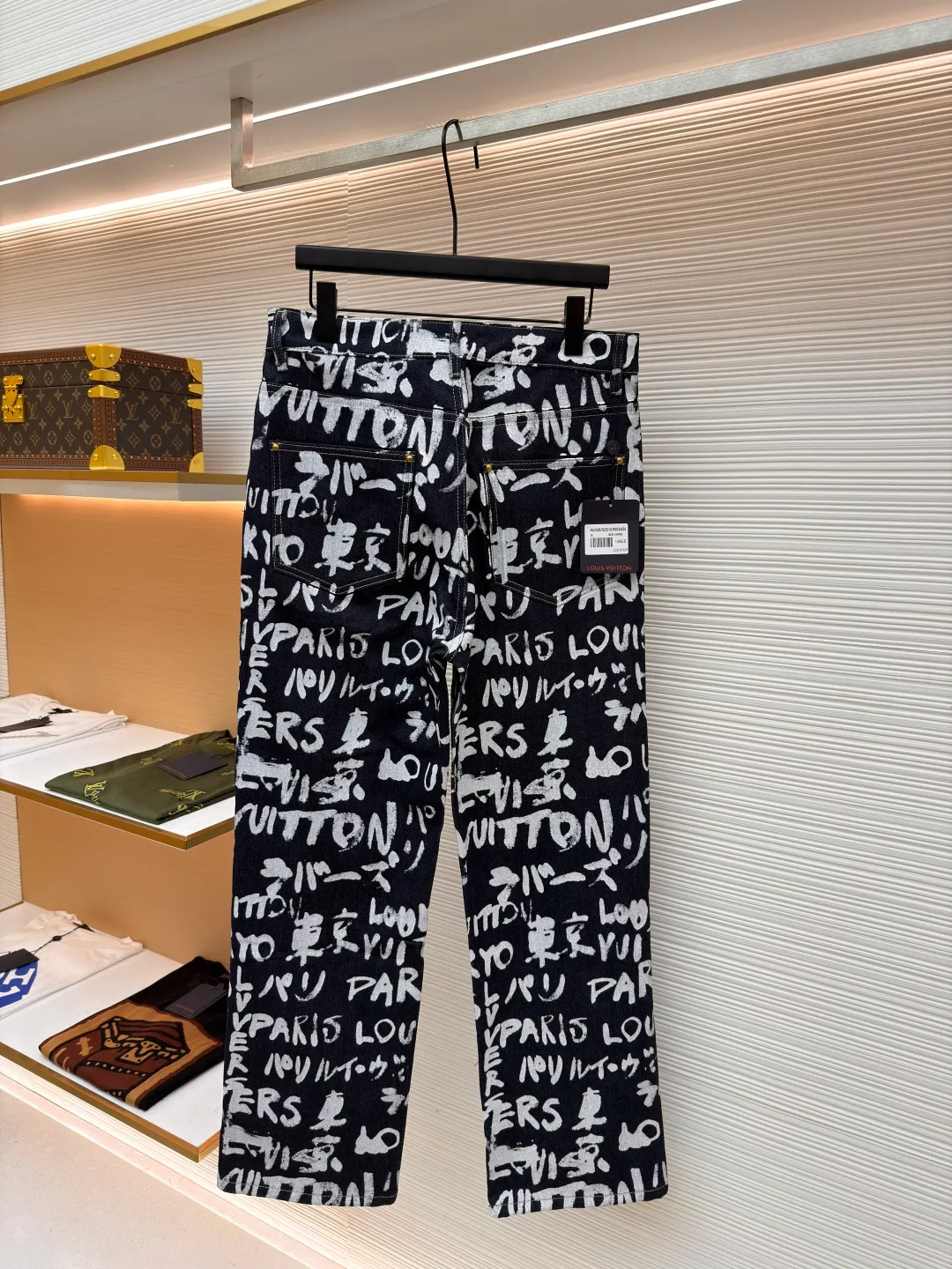 LOUIS VUITTON Tokyo limited graffiti jeans ●Original version: purchased and developed by 16624 ●Item number: 1680938-B50 ●Fabric: denim fabric ●Technology: washed production ●Version: fitted version ●Weight: about 695 grams ●Size: 28-30-32-34-36 ●Description: LV Scribble The print shows the encounter between traditional Japanese calligraphy and Western street art, using a "hand-drawn" style to express the brand logo, Paris and Tokyo. The casual design has an urban feel and can be paired with the matching jacket to complete the show. The overall wiring is straight and delicate, the fabric is comfortable and soft, and the color is consistent without color difference. It can be matched with the same style to create a fashionable look and control various occasions. Customized accessories, complete with three standards, same style for men and women!